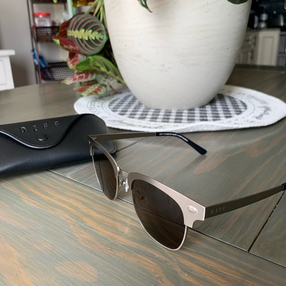 Diff Emmett Sunglasses - Picture 2 of 4